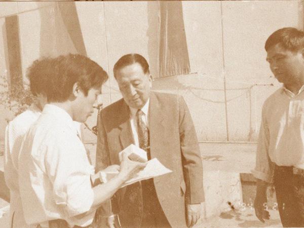 湯傳忠給吳階平（中華醫學(xué)會(huì )名譽(yù)會(huì )長(cháng)）先生介紹產(chǎn)品