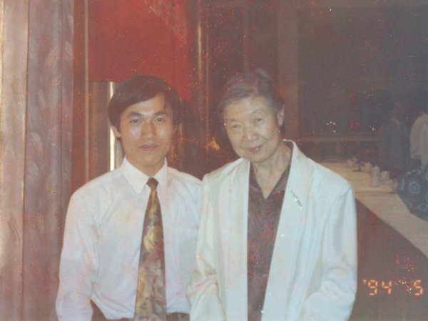 湯傳忠與于若木女士（陳云同志夫人，著(zhù)名營(yíng)養專(zhuān)家）合影