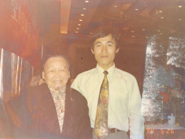 湯傳忠與王定國女士（謝覺(jué)哉同志夫人）合影