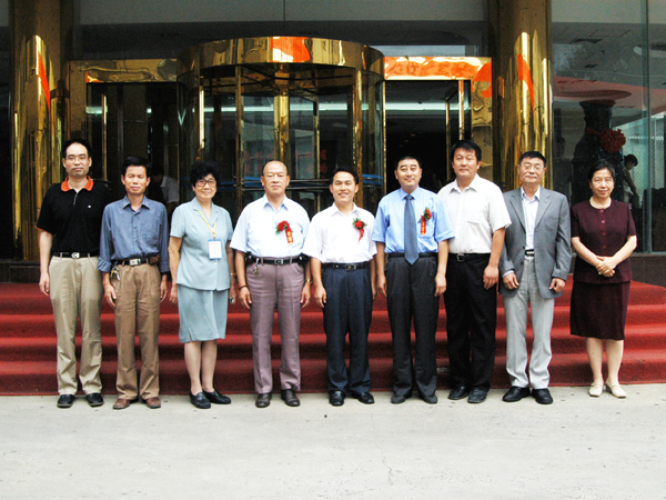 湯傳忠與山東省微量元素科學(xué)研究會(huì )常務(wù)理事會(huì )成員合影